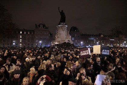 Тисячі французів вийшли на мітинги на знак протесту проти теракту в Парижі. У Франції проходять багатотисячні мітинги на знак протесту проти нападу терористів на редакцію сатиричного журналу Charlie Hebdо. 