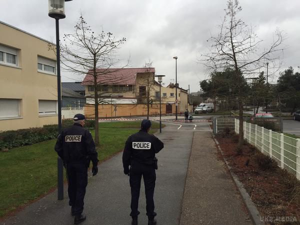 У Франції у двір мечеті кинули чотири гранати. Вранці у четвер, 8 січня, у двір мечеті в місті Ле-Ман на заході Франції кинули чотири гранати. Про це повідомляє телеканал з посиланням на газету Le Maine Libre.