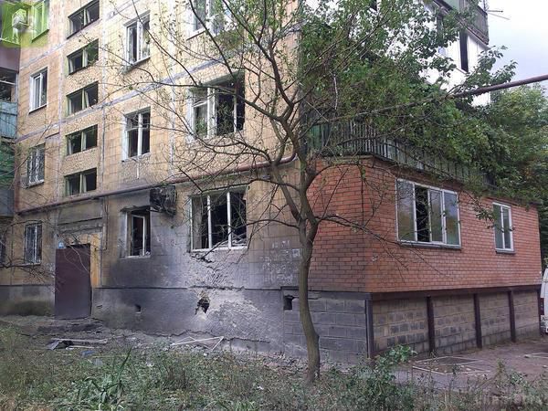 У Донецьку снаряд потрапив в одну і ту ж квартиру (фото). З-за повторного попадання снаряда в житловий будинок загинула сім'я. 