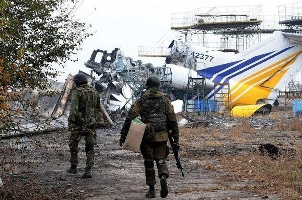 Не панікуйте: в аеропорту Донецька боєприпасів вистачить на кілька тижнів запеклих боїв, - волонтер. "Бої за аеропорт ще будуть". Активіст і волонтер з Харкова Роман Доник на своїй сторінці в соціальній мережі Facebook коментує інформацію про принизливої ротації