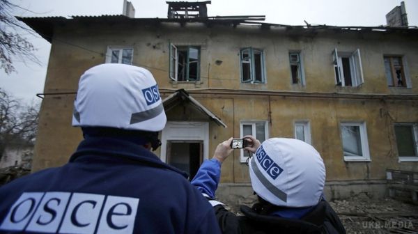 В ОБСЄ заявили про готовність спостерігати за ротацією «кіборгів» в Донецькому аеропорту. Спеціальна моніторингова місія Організації з безпеки і співробітництва в Європі заявляє, що члени місії готові спостерігати за ротацією українських військових в Донецькому аеропорту, у разі отримання гарантій безпеки від усіх боків.