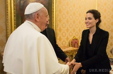 Анджеліна Джолі зустрілася з Папою Франциском (фото). 39-річна актриса була щаслива зустрітися з Папою Римським