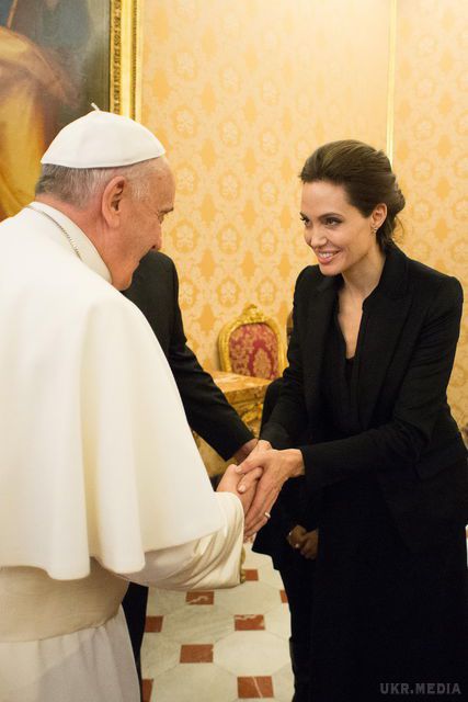 Анджеліна Джолі зустрілася з Папою Франциском (фото). 39-річна актриса була щаслива зустрітися з Папою Римським