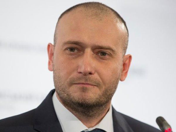 Ярош анонсує весняне повалення Порошенко і Яценюка. До Порошенко, Яценюка та Турчинова у «Правого сектору» є маса питань, але поки є «зовнішній ворог», задавати їх передчасно. Про це заявив лідер організації Дмитро Ярош.