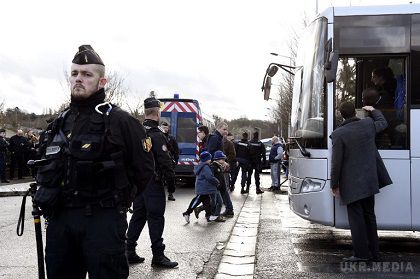 Утримуючий заручників у Парижі злочинець вимагав звільнити братів Куаши. Зловмисник, який захопив заручників в магазині кошерних продуктів в Парижі, вимагає звільнити братів Саїда і Шерифа Куаши