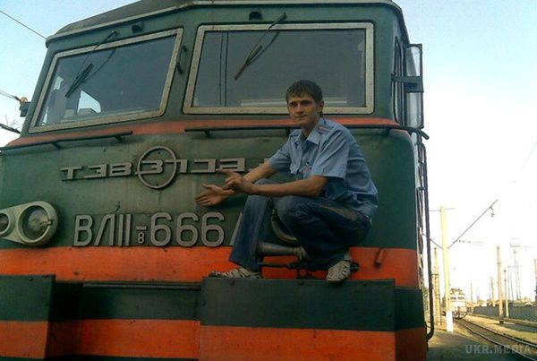 В залізничному депо Лозовій знову працює машиніст-айдаровец. Молодого чоловіка, звільненого з "Укрзалізниці" після повернення з АТО, знову взяли на роботу.