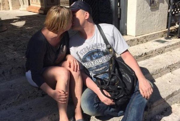 Данилко цілується з "мамою" в особняку Версаче. Пікантні фото артиста і його подруги виклав в соцмережі "друг сім'ї" Андрій Кравчук.