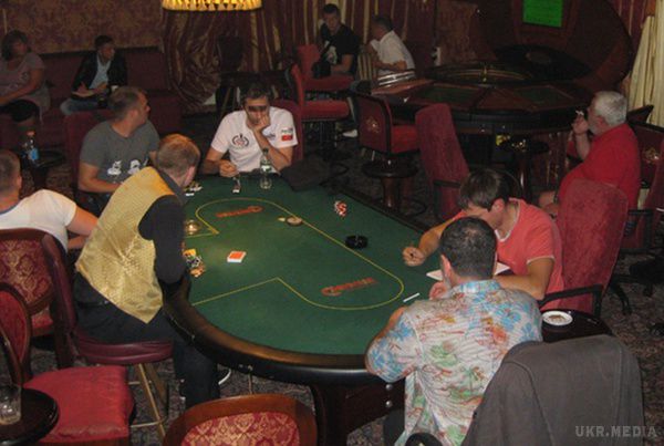 Вчені навчили програму вигравати в покер у людей. Математика видна у всьому.