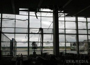 "Кіборг" з донецького аеропорту: при грамотному командуванні ми можемо зрівняти позиції противника в цьому районі з землею(відео). Один з військовослужбовців 80-ї аеромобільної бригади, яка кілька тижнів тримала оборону донецького аеропорту, показав ті моменти ротації, які не потрапили у фокус телекамер загальнонаціональних телеканалів.