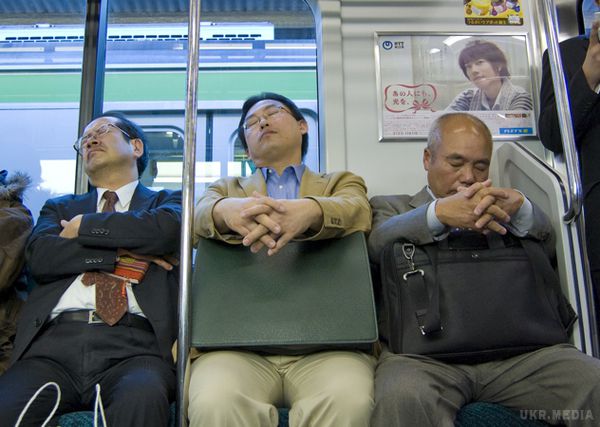 В Японії приймуть новий закон, щоб змусити працівників відпочивати. Японські працівники настільки віддані своїй роботі, що за весь 2014 рік вони взяли лише половину від встановленої кількості відпусток.