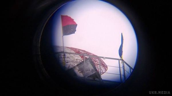 Бойовики обурюються - «кіборги» вивісили в аеропорту новий прапор «Правого сектору». У Донецькому аеропорту «кіборги» вивісили прапор червоно-чорний прапор «Правого сектора», бойовики почали нервувати.