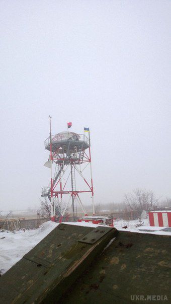 Бойовики обурюються - «кіборги» вивісили в аеропорту новий прапор «Правого сектору». У Донецькому аеропорту «кіборги» вивісили прапор червоно-чорний прапор «Правого сектора», бойовики почали нервувати.