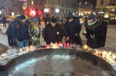Кілька сотень активістів у Харкові запалили свічки, щоб пом'янути загиблих у Франції. Активісти зібралися під пам'ятником Шевченку