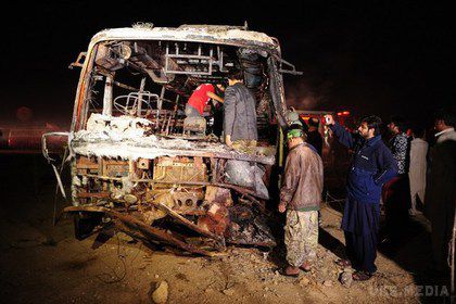 Жертвами дорожньої аварії у Пакистані стали майже 60 осіб. Переповнений автобус з 60 пасажирами їхав з Карачі в Шикарпур, коли в нього врізався в бензовоз.