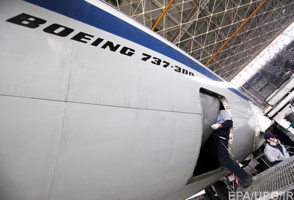 У Китаї затримано групу авіапасажирів, які відкрили двері літака. Група з 25 пасажирів авіарейсу Куньмін-Пекін була затримана поліцією в аеропорту за те, що вони самовільно відкрили двері авіалайнера, повідомили місцеві ЗМІ.