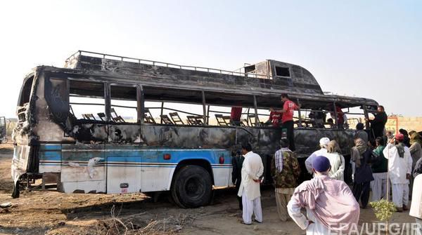 Автобус врізався в бензовоз в Пакистані: 57 загиблих. Щонайменше, 57 чоловік загинули в результаті лобового зіткнення пасажирського автобуса і бензовозу поблизу Карачі в Пакистані. Про це повідомляє місцева газета.