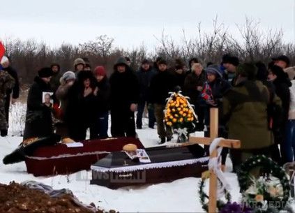 У Луганську вандали спалили могилу «Бетмена» (відео). Невідомі вандали спалили могилу Олександра Біднова - командира угруповання ДБР «Бетмен». 