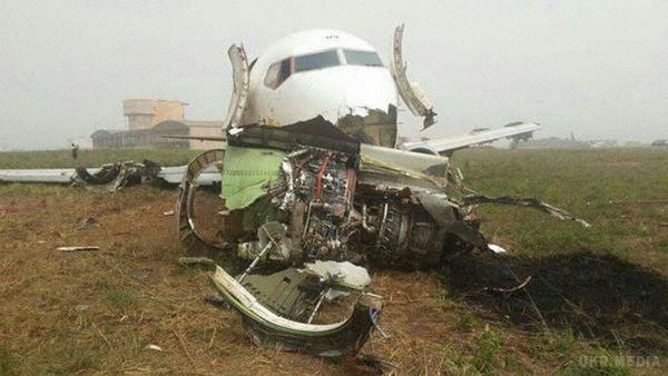 Авіакатастрофа Ethiopian Airlines Boeing 737-400 в Гана на злітно посадкової-смузі. Ефіопський вантажний літак в суботу здійснив аварійну посадку і викотився зі злітно-посадкової смуги.