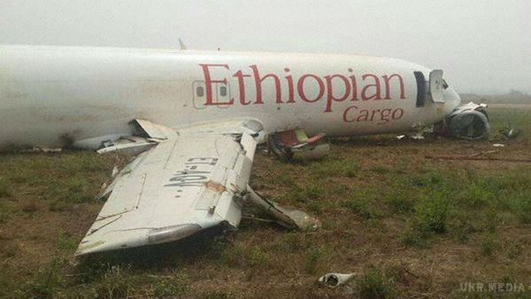 Авіакатастрофа Ethiopian Airlines Boeing 737-400 в Гана на злітно посадкової-смузі. Ефіопський вантажний літак в суботу здійснив аварійну посадку і викотився зі злітно-посадкової смуги.