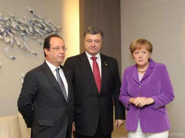 Порошенко розповів, про що домовився з Меркель і Олландом. Також під час візиту до Франції президент України провів ряд коротких зустрічей з лідерами країн ЄС, керівниками Євросоюзу і міжнародних організацій