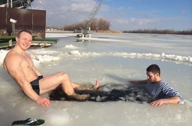 У Дніпропетровську відкрили зимовий пляж (фото). Зимові тренування будуть проходити щонеділі до ранньої весни