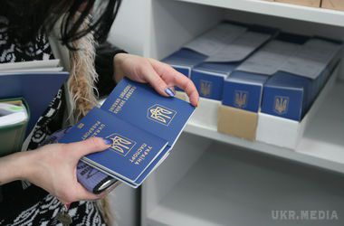 Біопаспорти з відбитками пальців: дорого і поки марно. 12 січня має розпочатися видача біометричних закордонних паспортів. Експерти не радять поспішати – їх власники не отримають шенген автоматично