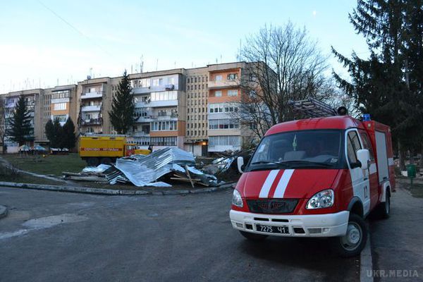 У Львівській області лютує стихія (фото). Зірвані дахи і повалені дерева: