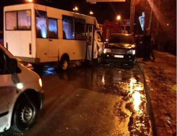 У Донецьку джип з бойовиками врізався в мікроавтобус. У Донецьку вчора ввечері, 11 січня, на пр. Ленінський в районі цирку відбулося серйозне ДТП.