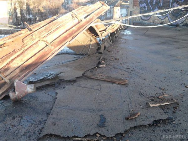 У Києві ламалися дахи і падали дерева. Києву та області оголосили штормове попередження. Очікують пориви вітру до 20 м/с і ожеледь
