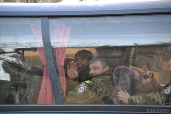 Більше 150 міліціонерів зі Львова вирушили в зону бойових дій (фото). Бійцям належить змінити своїх колег на бойовому посту