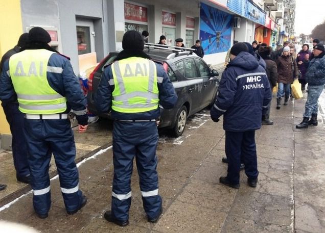 У Львові вкладник заблокував автомобілем відділення банку-боржника. Сьогодні, 12 січня, у Львові на вул. Володимира Великого близько 9:30 ранку чоловік, якому «Діамантбанк» заборгував гроші, заблокував вхід у приміщення банку власним автомобілем.