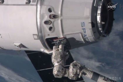 На МКС завершили захоплення приватної вантажівки Dragon. На Міжнародній космічній станції за допомогою маніпулятора Canadarm здійснили захоплення корабля серії Dragon