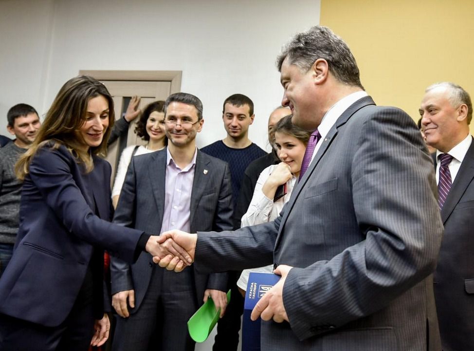 Порошенко першим в Україні отримав біометричний паспорт. Президент України Петро Порошенко сьогодні став першим громадянином України, який отримав біометричний закордонний паспорт. 