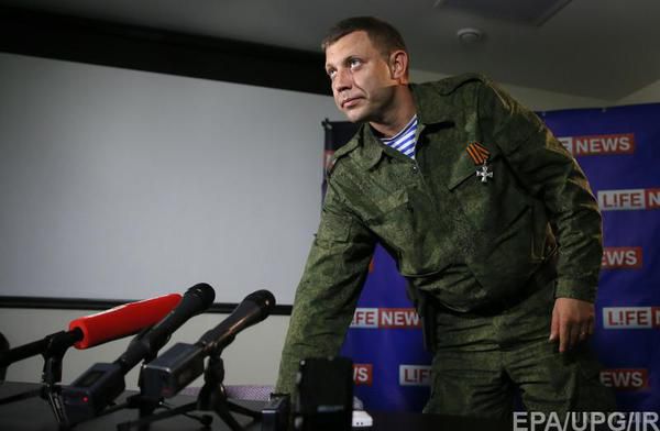 Директори шахт, під дулами автоматів погодилися урізати пільги шахтарям. Олександр Захарченко, який називає себе главою самопроголошеної «Донецької народної республіки», прикриваючись автоматником, запропонував урізати соціальні пільги шахтарям. Про це повідомляє редактор сепаратистської «Муніципальної газети» Олена Блоха на свій сторінці в «Фейсбуці».
