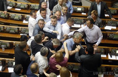 Нові повноваження для Порошенка і порятунок лейтенанта Савченко. Чим займеться сьогодні Верховна Рада. В українському парламенті назріває новий скандал – у "бюджетну ніч", схоже, прийняли не зовсім те
