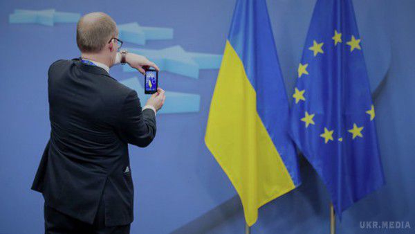 В Україні почали приймати документи на отримання біометричних паспортів. Видача таких документів - одна з вимог ЄС для безвізового режиму з Україною.