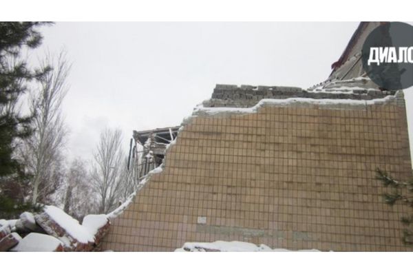 Донецький краєзнавчий музей остаточно зруйнований (фото). Музей двічі піддавався обстрілу. В результаті було зруйновано дах і стіни. 