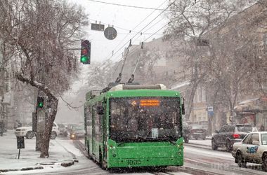 В Одесі посеред вулиці загорівся тролейбус з пасажирами. Городяни до події поставилися з гумором
