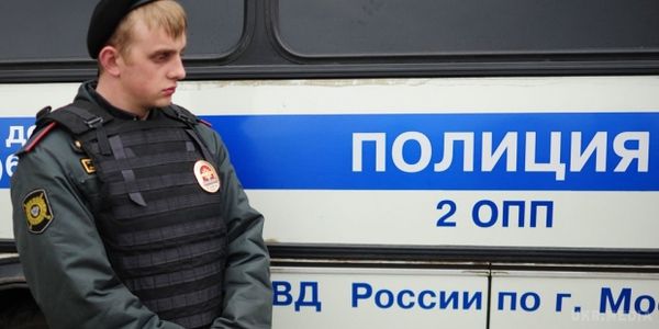 У Москві поліція затримала людей, що слухали гімн України у своїй машині. Московська поліція затримала чотирьох осіб, які слухали український гімн в автомобілі поруч з СІЗО №6.