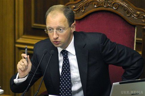 Держслужбовець не може бути учасником АТО —  А.Яценюк.. ''Є неприпустимим, коли державні посадовці, побувши декілька годин в зоні АТО, швидко біжать і отримують статус учасника бойових дій”.
