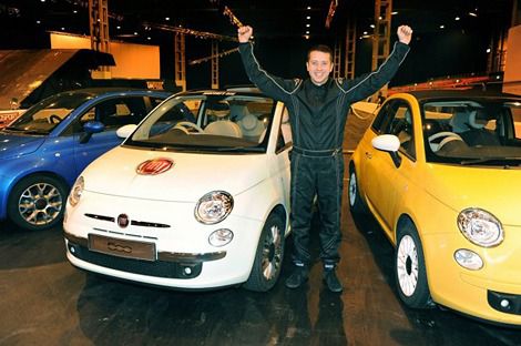 Британець побив рекорд Гіннеса по паралельній парковці. Британець Алістер Моффат встановив світовий рекорд Гіннеса по паралельній парковці. Досягнення було продемонстровано на хетчбек Fiat 500 в рамках виставки Autosport International Show в Бірмінгемі.