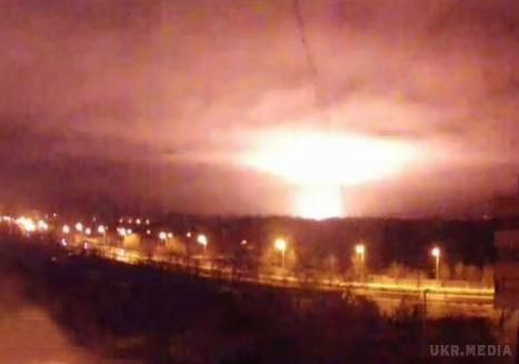  Знову штурмують ''кіборгов'': небо осявають спалахи у вигляді гігантського гриба(пекло). Сьогодні ввечері у Донецьку знову почався штурм аеропорту.