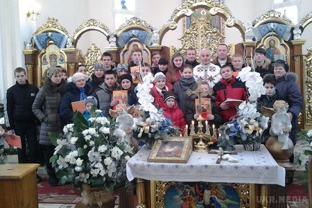 У Тернопільській області малюки наколядували 1600 гривень і віддали гроші військовим (фото). Люди приймали на Різдво у своїх сім'ях дітей з Донбасу