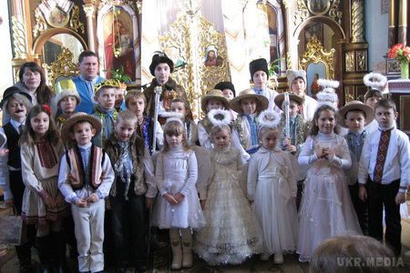 У Тернопільській області малюки наколядували 1600 гривень і віддали гроші військовим (фото). Люди приймали на Різдво у своїх сім'ях дітей з Донбасу