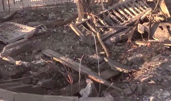 Відеофакт: руйнування в Донецьку після артобстрілу бойовиків. У Донецьку в ніч на 14 січня відновився артилерійський обстріл. Бойовики вели вогонь по околицях донецького аеропорту, постраждали житлові райони Донецька.