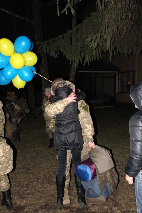 500 львівських десантників повернулися додому з Донбасу на ротацію (фоторепортаж). 14 січня у Львові сім'ї зустрічали своїх героїв. Із зони антитерористичної операції в Донбасі повернулися 500 десантників в рамках ротації. 