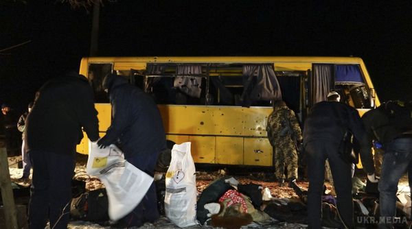 Вакарчук протягом року буде виплачувати грошову допомогу сім'ям загиблих під Волновахою. Сім'ї загиблих в автобусі під Волновахою протягом року будуть отримувати щомісячну грошову допомогу від українського музиканта Святослава Вакарчука.