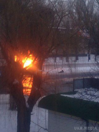 У Донецьку снаряд потрапив в автобус, є жертви. Згідно з однією з версій, автобус перевозив бойовиків. Деякі повідомляють, що в ньому їхали працівники одного з металургійних підприємств.