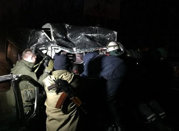 У Донецьку снаряд потрапив в автобус, є жертви. Згідно з однією з версій, автобус перевозив бойовиків. Деякі повідомляють, що в ньому їхали працівники одного з металургійних підприємств.