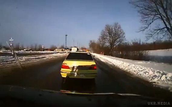 Автомобільний відеореєстратор відобразив момент обстрілу блок-посту під Волновахою. В мережі інтернет з'явилося нове відео обстрілу блок-посту ЗСУ під Волновахою, в ході якого один зі снарядів розірвався поруч з пасажирським автобусом. 
